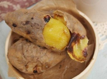 step5: 好好吃的烤地瓜呀~~ 鮮黃的地瓜一口咬下....那焦甜滋味好美味^^ 在家吃著燙手的燒番薯配個熱茶~~好溫暖呢!! 不妨買個幾條地瓜在家烤烤看吧~~ 等待的過程很令人期待^^"