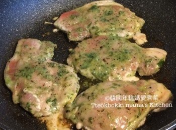 step3: 燒熱鑊下少許油然後放入豬扒，