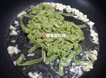 step4: 打開鍋蓋，將麵條撥散，蓋鍋蓋燜煮。