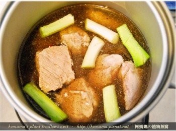 step5: 把已燙熟的排骨塊與蔥段，也放入至內鍋中，用1米量杯的水先燉煮一次。