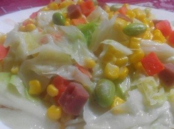 step1: 先把高麗菜、玉米、胡蘿蔔、毛豆仁、火腿洗淨、胡蘿蔔切塊，切高麗菜，