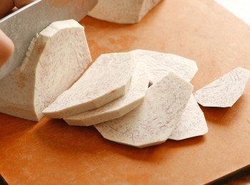 step1: 把芋頭去皮，切片，約1厘米厚。