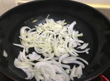 step3: 燒熱油鑊子, 先爆香洋蔥至軟身及香味突出