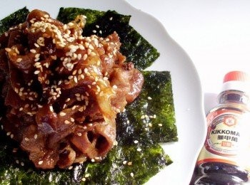 step4: 用海苔為底裝飾，接著把豬肉片堆疊像朵花形狀撒上白芝麻即可