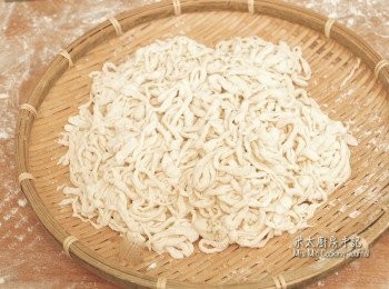 step8: 用兩手撥開麵條，放在竹箕上稍為晾乾，便可下煱煮熟食用！