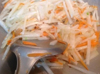 step3: 冬瓜、紅蘿蔔、木耳炒軟，加水