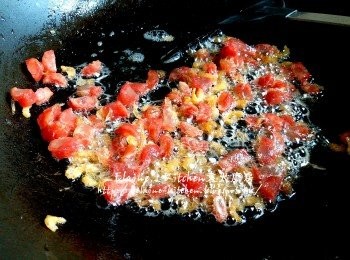 step4: 燒紅鑊 , 將蝦米 , 臘腸粒爆香至出油份 , 將材料先盛起