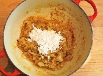 step3: 均勻撒上麵粉，翻炒3分鐘