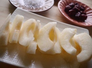 step1: *梨子去皮切片。(削皮->對半切->以湯匙挖出籽後再切片即可)
*紅棗洗淨以小刀切一條線。
*枸杞洗淨。