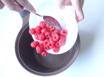 step1: 先將紅桑莓洗淨印乾，然後放進鍋子裡以中低火加熱至微微滾起後離火。