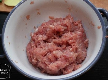 step1: 免治豬肉用<span class="group_2">醃料</span>醃30分鐘, 秀珍菇及珍珠筍洗乾淨後瀝乾, 蔥蒜薑切好備用