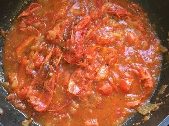 step6: Deglaze 後加入洋蔥粒、車喱茄、紅椒粒，再炒至軟身。放入一束用熱水浸泡的藏紅花，和半盒蕃茄粒，再加差不多同等份量的雞湯，灑少許百里香。煮滾後，收中細火慢煮十五分鐘。用鹽和黑胡椒調味