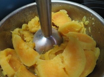 step2: 用攪拌器將黃薯打溶(或用义壓溶)