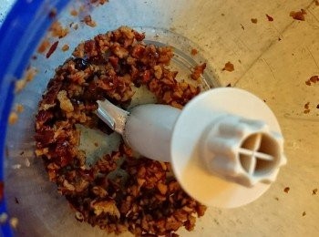 step1: 先把紅棗去核，榨取薑汁，蛋分開蛋黃及蛋白及磅好其他材料。（注意：剩蛋白的容器要絕對清潔，不可有一點油／水。）焗爐預熱160度。