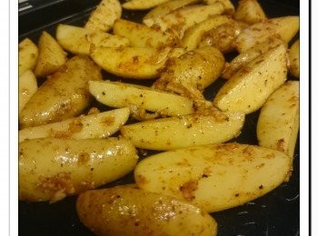 step2: 把馬鈴薯放焗盤上。以200度預熱焗爐, 以200度焗35-40分鐘至金黃色。