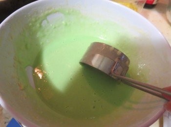 step2: 然後篩如麵粉和班蘭汁攪拌均勻待用。