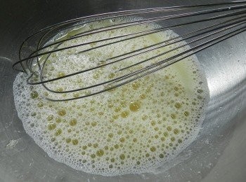 step3: 加入水與梅汁跟沙拉油拌勻(如果是要做給大人吃的，可以把梅汁換成梅酒喔！)