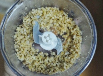 step3: 先將核桃及蒜頭先攪拌一下