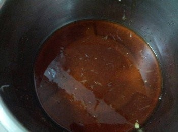 step3: 大碗中放入醬油 , 檸檬汁 , 蜂蜜 , 紹興酒 , 薑茸 , 鹽 , 檸檬皮 , 小辣椒拌勻