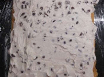 step9: 3. 牛油紙鋪底，放上蛋糕，再抹上紅豆忌廉