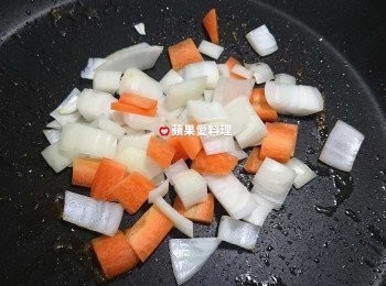 step6: 【再炒菜】同一平底鍋，放入洋葱丁、紅蘿蔔丁，開中火拌炒（用留在鍋底的雞油和雞汁炒菜即可，不需再放油）。