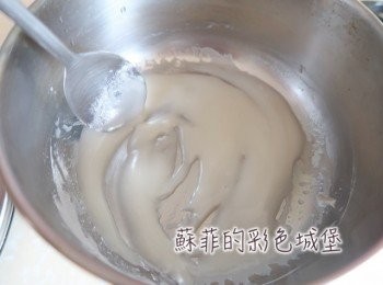 step3: <span class="group_3">檸檬糖霜</span>製作方法：1. 小火將無鹽奶油煮至融化後關火，加入檸檬汁和糖粉攪拌均勻至可緩慢流動的白色液體。（太稀或太稠都可以用糖粉或是檸檬汁調整。）