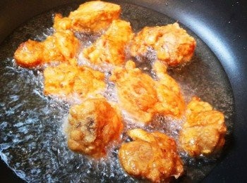 step4: 起油鍋讓油溫至180度左右~放入雞腿肉油炸 入鍋後幾分鐘後外皮呈現酥脆狀,且油還保持蠻乾淨的不會有許多渣渣