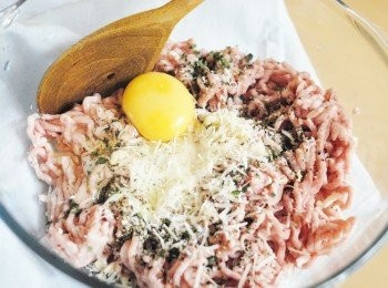 step1: 在大碗內，將肉，雞蛋，麵包糠，芝士碎及巴西里拌勻