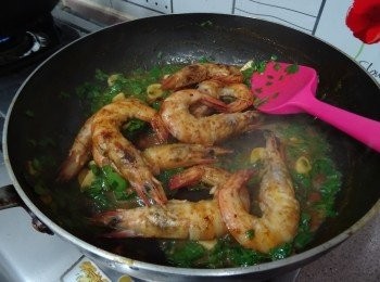 step5: 蝦回鑊， 下菠菜粒兜炒