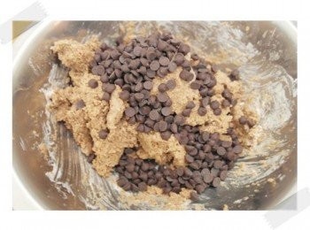 step5: 加入巧克力豆~~混合均勻成麵團!!