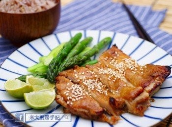 step8: <a href="https://bit.ly/2ZxapeY" target="_blank" data-keyword="雞扒" class="guide-link"><strong>雞扒</strong></a> <span style="display:inline-block;vertical-align:middle;margin-top:-3px;color:initial;border-radius:3px;padding:2px 3px;font-size:12px;line-height:14px;background:#87d300;color:#fff;">即買</span> 灑上芝麻和青檸汁，完成！