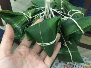 step4: 綁時要鬆鬆的綁，兩圈後打活結。裡面的米要有空間活動，才能確實的膨漲！否則煮出來的口感會很結實。如果說綁肉粽是像包禮物，那麼包鹼粽就像是摺盒子。