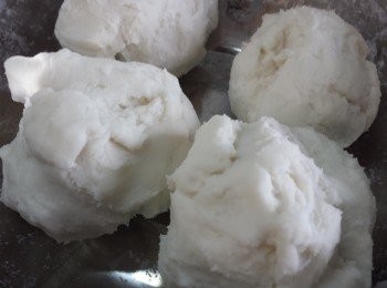 step2: 燒滾一鍋水，逐少加入粘米粉中拌勻，直至將粉團搓揉至軟滑。