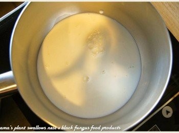 step3: 取一小鍋，將光泉鮮乳倒入鍋中，直接小火加熱至可入喉的溫度。