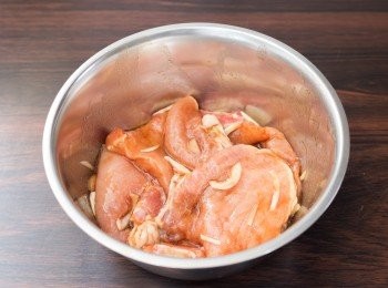 step2: 把豬扒洗淨印乾，把紅蔥頭、蛋白、生抽、老抽、糖和白胡椒粉與豬扒拌勻，用手按摩約 3 分鐘讓豬扒吸收醃料。