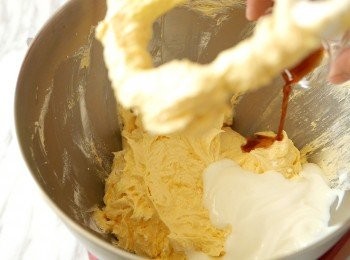 step7: 加入原味無糖乳酪和純正雲呢拿香油，以低速拌至混合。