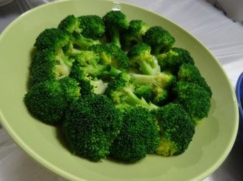 step3: 西蘭花煮熟瀝乾， 排在碟上