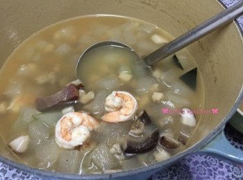 step11: 大鍋子中加入水、瑤柱水及冬菇水、金華火腿至滾起，滾起加瘦肉粒至轉色，加入冬菇粒、瑤柱絲、蝦米大滾約10分鐘，再加冬瓜粒煲5-8分鐘，最後2-3分鐘加入大蝦至轉色，先盛起大蝦，加少許鹽調味