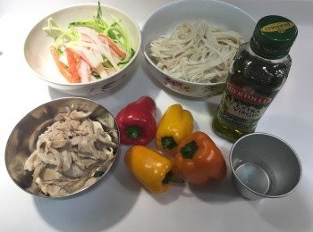 step1: 按包裝煮熟面條，過冷河備用