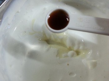 step5: 將淡忌廉用電動打蛋器打至企身,加入煉奶及雲尼拿拌勻(裝忌廉的器皿必須要夠乾,不能有水份,否則忌廉不會打得起)