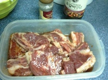 step3: 加入韓式水梨牛肉醬和黑椒碎醃15分鐘以上，臨煮前將牛仔骨拎出，剩下的汁備用