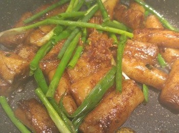 step3: 上色後加入蔥段。