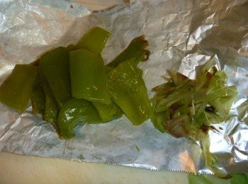 step1: 將青椒切頭再切豎,去除籽與白色的部分.放鋪鋁箔紙上用烤麵包機烤至皮微焦黃色.削薄皮切成段備用.