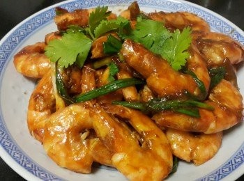 step6: 材料：

蝦 570克
wasabi 2湯匙
糖 2茶匙
蜜糖 1湯匙
瑞士雞汁 1湯匙
雞粉 1 茶匙
生抽 少許
蒜頭（切碎）少許
乾蔥（切碎）少許
薑（切絲）3片
蔥段 少許
胡椒粉 少許
麻油 少許

做法：

將蝦清洗後去腸隔水備用，大火燒紅油鑊，將蝦放入少少蒜頭，乾蔥炒至半熟上碟，再用中細火爆香蒜頭，乾蔥，薑絲，WASABI 少少水，糖，胡椒粉，麻油，蜜糖，瑞士雞汁，雞粉，生抽煮滾後，將蝦回鑊大火煮至收汁，放入蔥段，完成 。