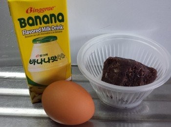 step1: 先將蛋拌勻，再將香蕉奶與蛋拌勻。