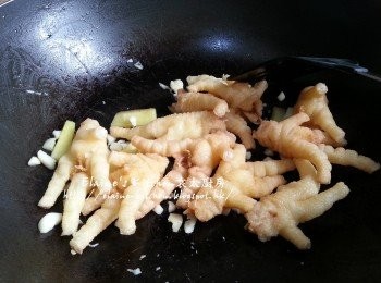 step5: 燒紅鑊 , 爆香薑片及蒜蓉 , 再加入鳳瓜 , 贊少許酒拌勻炒香