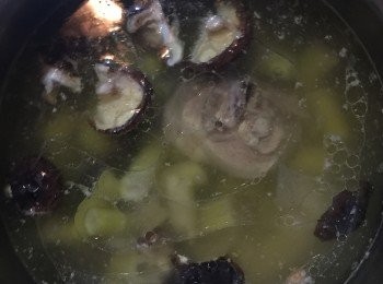 step1: 自製鳳梨蘋果果醬作法再別篇已經分享了~這次我使用的雞是放山雞，先將雞肉川燙後再起一鍋八分滿的熱水將雞肉煮到八分熟備用~此時這鍋雞肉高湯加入香菇蒜頭蛤蠣就是一道非常美味的雞湯，千萬別浪費倒掉