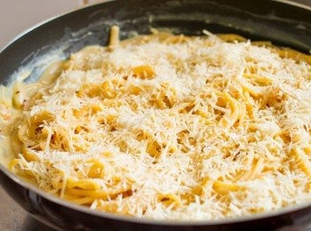 step8: 撈起己煮過5分鐘的Divella戴維娜意大利粉放到煮醬汁的鍋中，加入巴馬臣芝士碎，拌至均勻、芝士溶化、醬汁濃稠即可上碟。