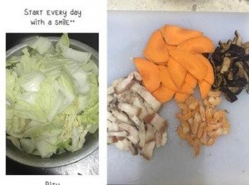 step1: 白菜洗淨瀝乾切大塊，紅蘿蔔切略有厚度的片後再對切，蝦米冷水泡發後略切，乾香菇冷水泡軟後切粗條。蔥切段。豬五花切條狀(生的或熟的都可）。炸豬皮用水泡軟後切適中塊狀。魚皮洗淨切適當大小備用。