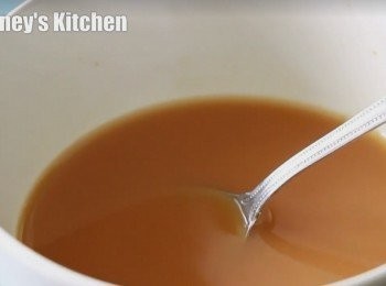 step2: 在碗中預備好<span class="group_3">汁料</span>